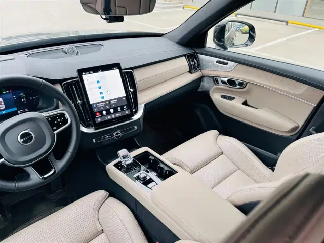 Volvo XC90 — Фото автомобиля 12
