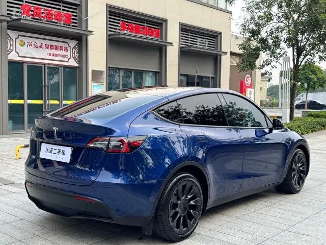 Tesla Model Y — Фото автомобиля 12