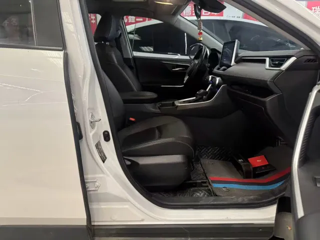 Toyota RAV4 — Фото автомобиля 5