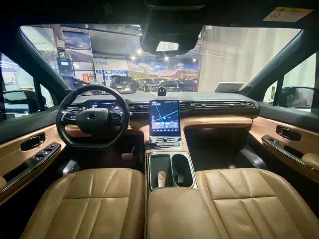 Nio ES8 — Фото автомобиля 12