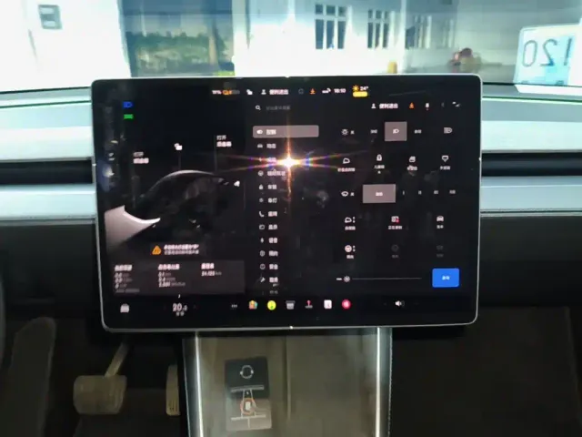 Tesla Model Y — Фото автомобиля 12