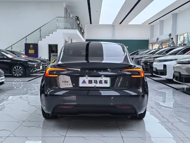 Tesla Model 3 — Фото автомобиля 14