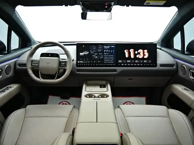 Li Auto Li Auto i6 2025 2WD Base Model — Фото автомобиля 14