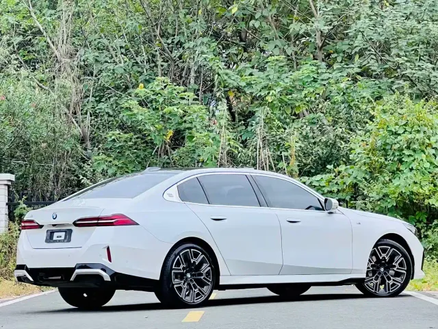 BMW 5 Series — Фото автомобиля 5