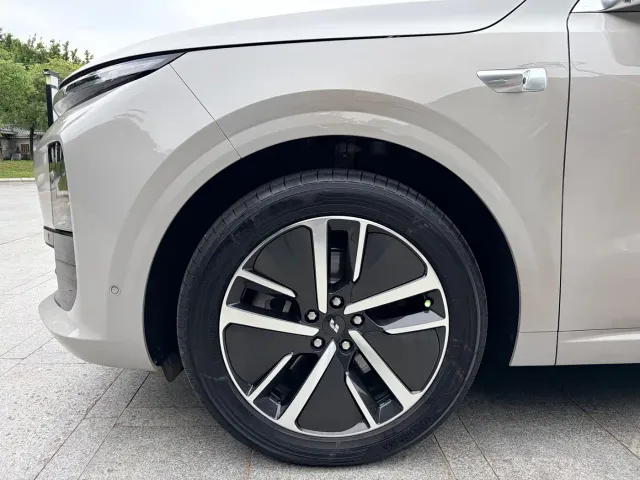 Li Auto L6 — Фото автомобиля 10