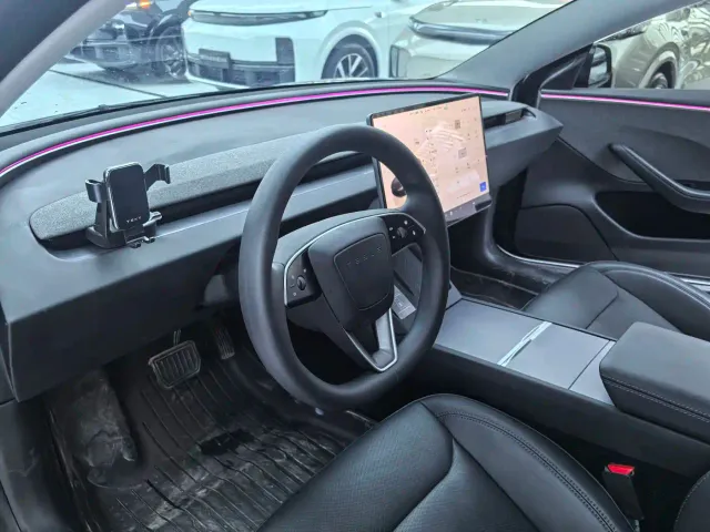 Tesla Model 3 — Фото автомобиля 5