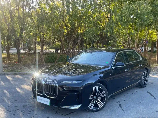 Фотография автомобиля — BMW i7