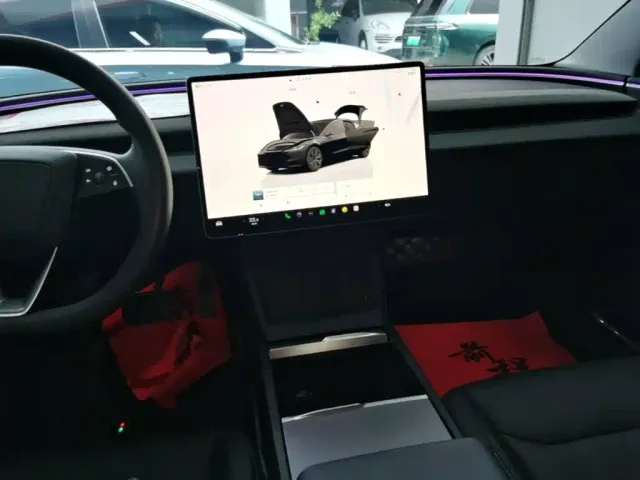Tesla Model 3 — Фото автомобиля 12
