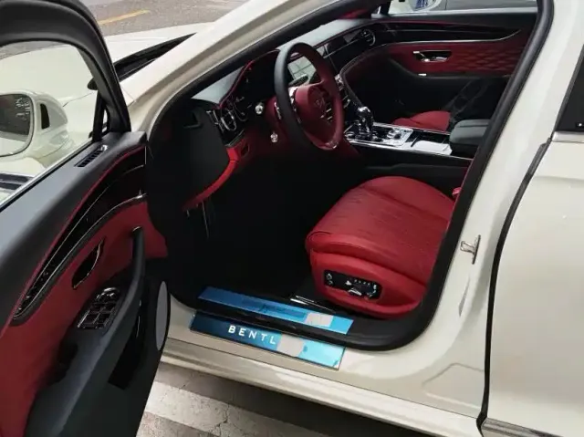Bentley Flying Spur — Фото автомобиля 4