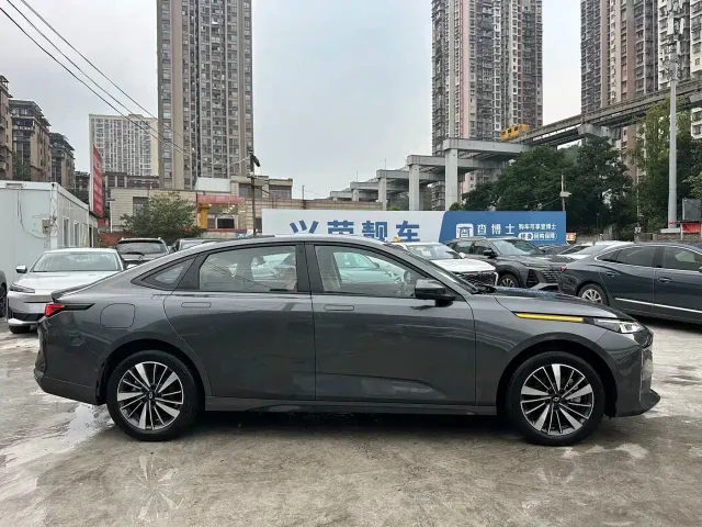 Changan Qiyuan A05 — Фото автомобиля 7