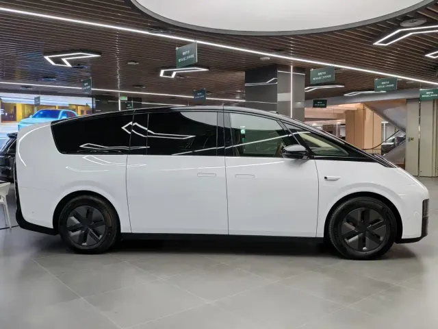 Li Auto MEGA — Фото автомобиля 5
