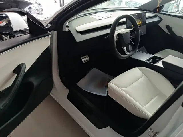 Tesla Model 3 — Фото автомобиля 15