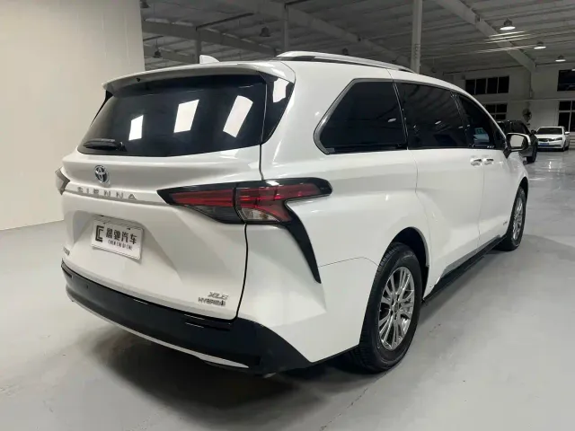 Toyota Sienna — Фото автомобиля 4