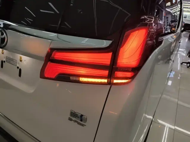 Toyota Alphard — Фото автомобиля 7