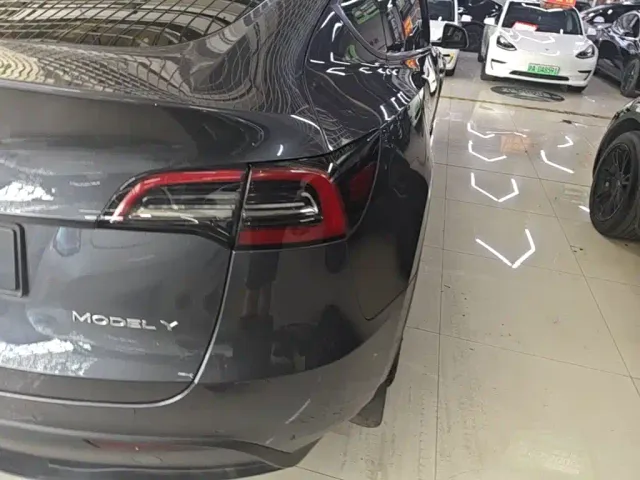 Tesla Model Y — Фото автомобиля 23