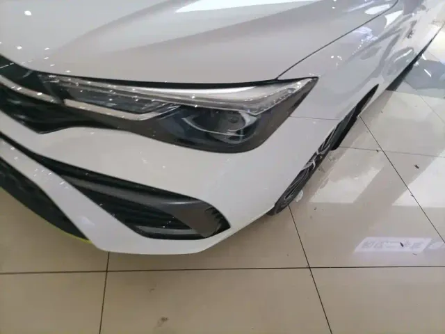 Roewe i5 — Фото автомобиля 17