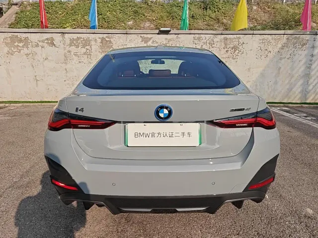 BMW i4 — Фото автомобиля 4