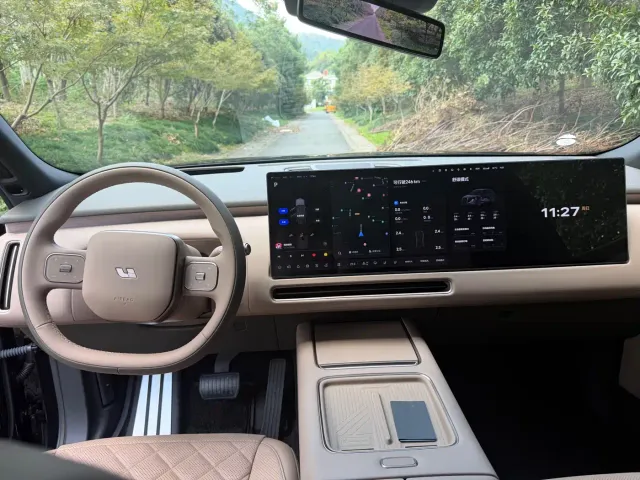 Li Auto L8 — Фото автомобиля 6