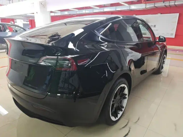 Tesla Model Y — Фото автомобиля 6