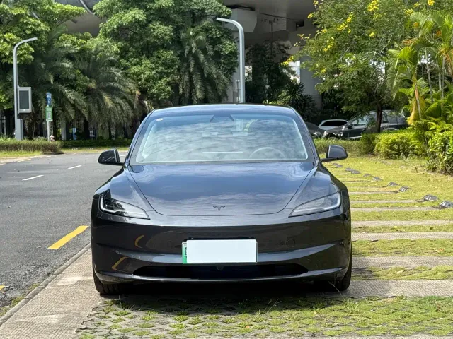 Tesla Model 3 — Фото автомобиля 2