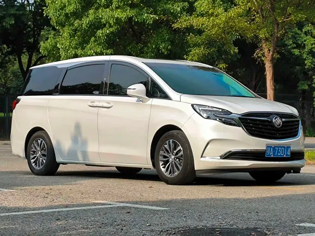 Buick GL8 — Фото автомобиля 3