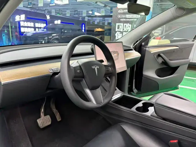 Tesla Model Y — Фото автомобиля 6