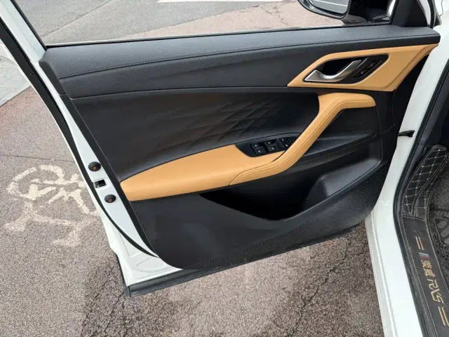 Roewe RX5 — Фото автомобиля 6