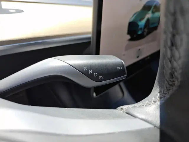 Tesla Model Y — Фото автомобиля 18