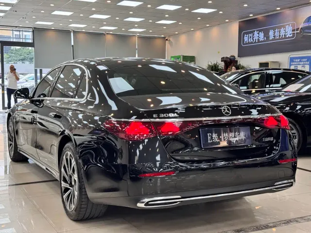 Mercedes-Benz E-Class — Фото автомобиля 6