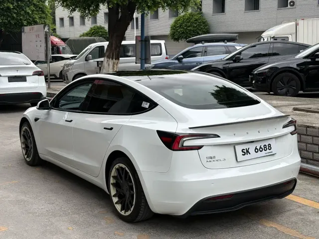 Tesla Model 3 — Фото автомобиля 6