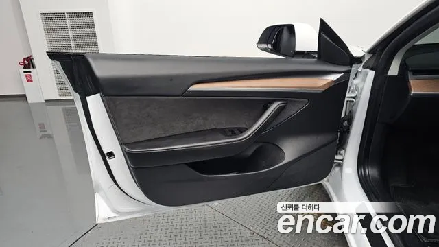 Tesla Model 3 — Фото автомобиля 23