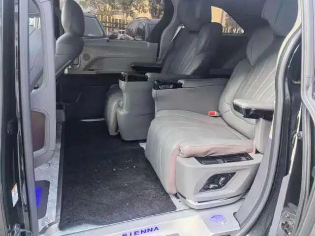 Toyota Sienna — Фото автомобиля 3