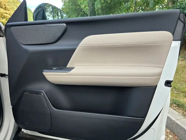 Volvo XC70 Plug-in Hybrid — Фото автомобиля 10