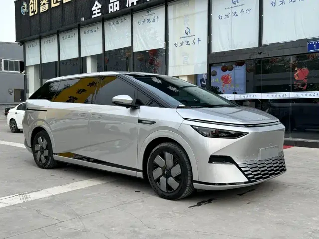 Xpeng X9 — Фото автомобиля 3