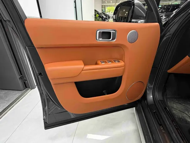 Li Auto L8 — Фото автомобиля 12