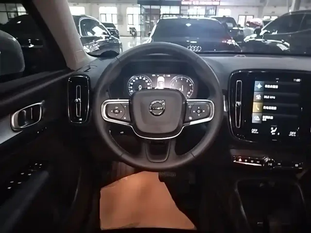 Volvo XC40 — Фото автомобиля 6