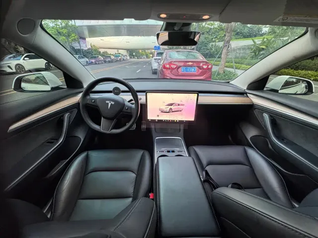 Tesla Model 3 — Фото автомобиля 9