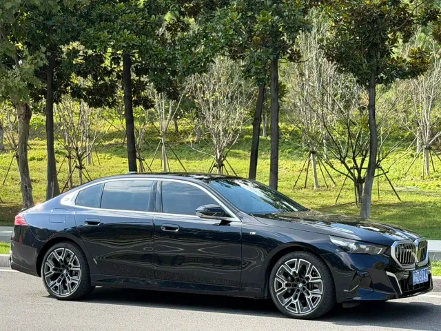 BMW 5 Series — Фото автомобиля 3