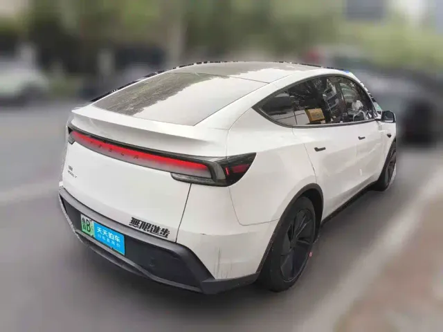 Tesla Model Y 2025 Model Rear-Wheel Drive Launch Edition — Фото автомобиля 5