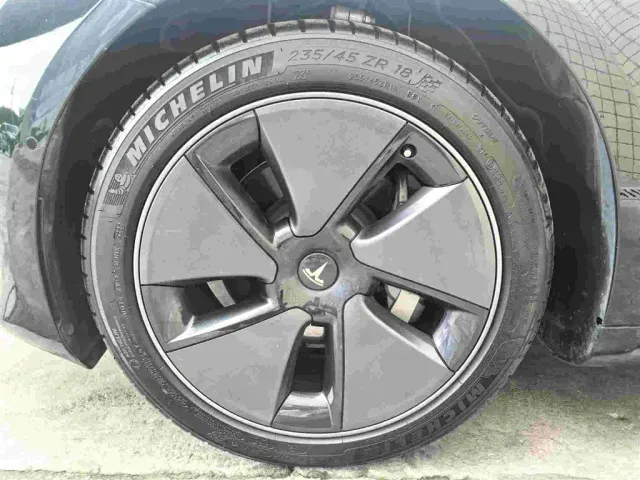 Tesla Model 3 — Фото автомобиля 13