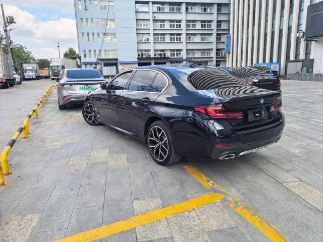 BMW 5 Series — Фото автомобиля 3