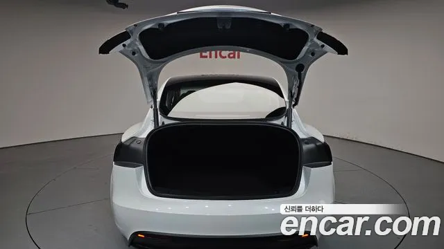 Tesla Model 3 — Фото автомобиля 5