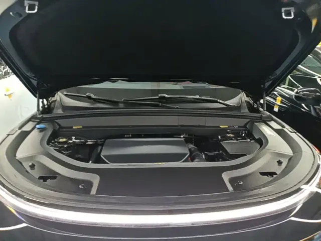 Li Auto L8 — Фото автомобиля 19