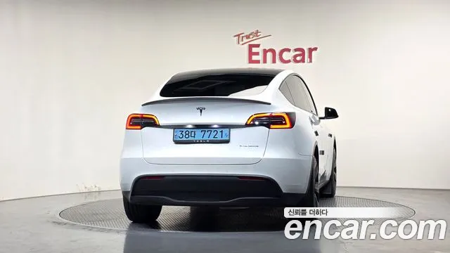 Tesla Model Y — Фото автомобиля 4