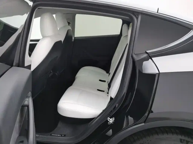 Tesla Model Y — Фото автомобиля 15