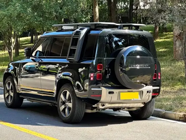 Land Rover Defender — Фото автомобиля 17