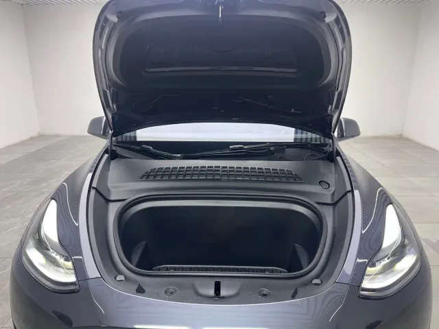 Tesla Model Y — Фото автомобиля 9