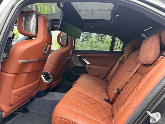BMW BMW i7 2023 Model xDrive60L M Sport Package — Фото автомобиля 9