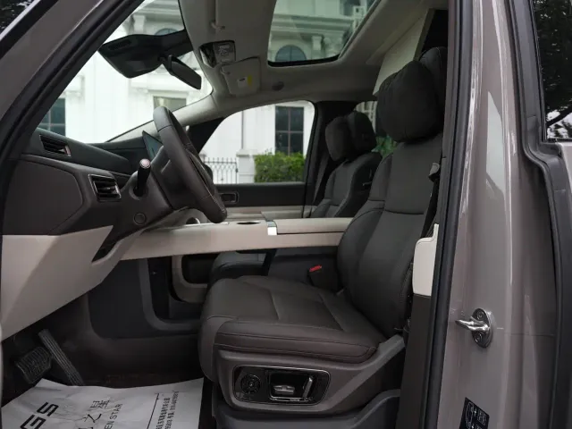 Li Auto MEGA — Фото автомобиля 13