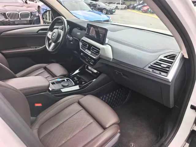 BMW iX3 — Фото автомобиля 20